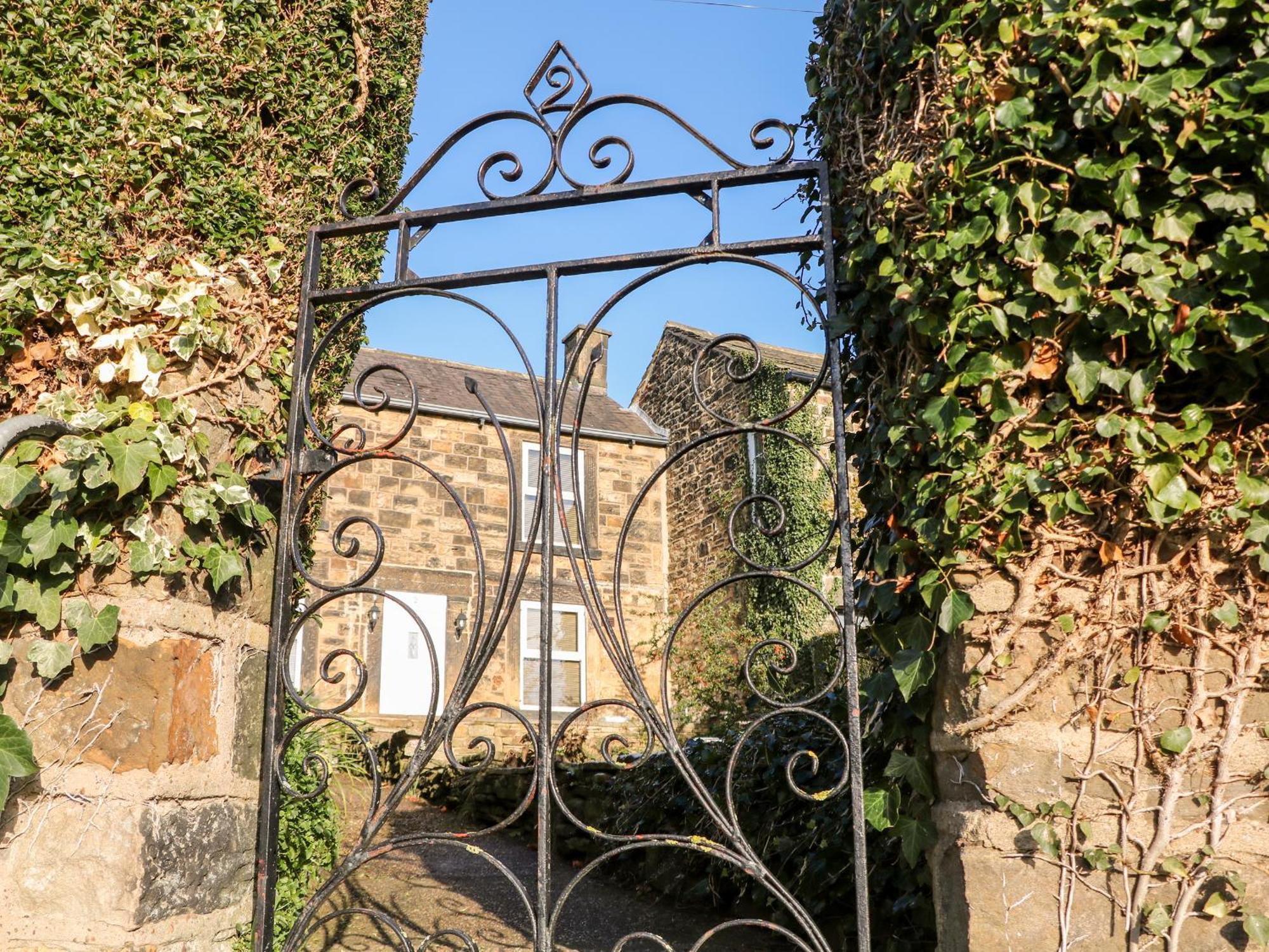 2 Snape Hill * Dronfield